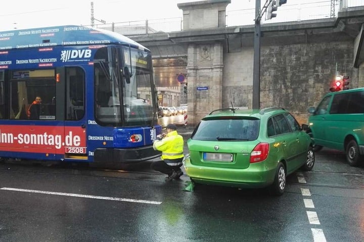Ein Skoda und eine Straßenbahn der Linie 10 stießen in Dresden am Donnerstagmorgen zusammen.