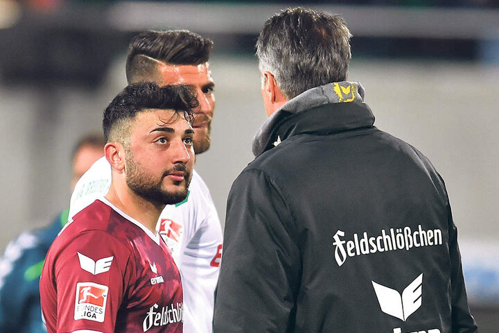 Der Pechvogel und sein Trainer: Aias Aosman (l.) versucht Uwe Neuhaus zu erklären,was beim Eigentor alles passiert ist ...