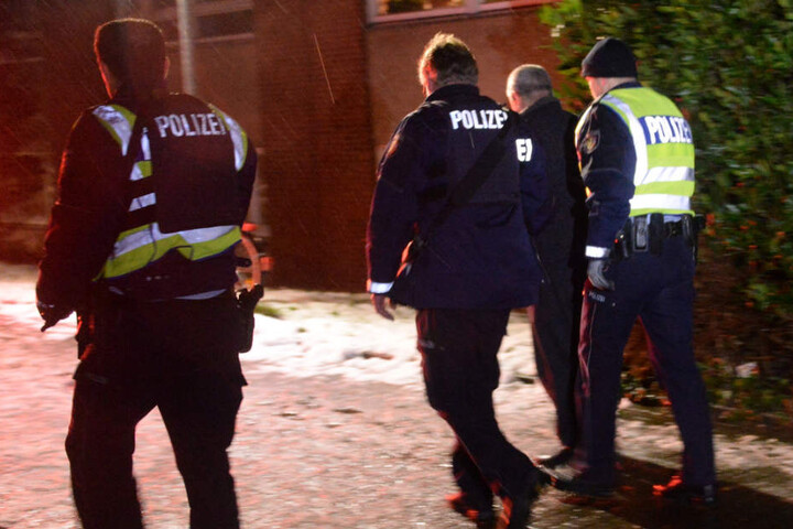 Der Mann wurde schließlich abgeführt.