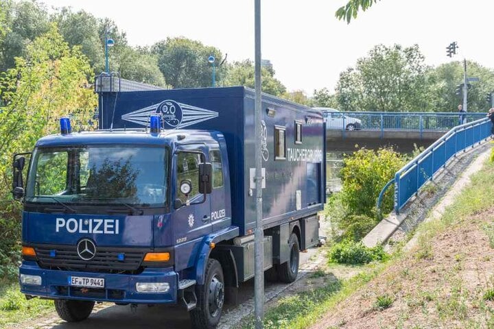 Taucher fanden die Leiche des Opfers in der Saale.