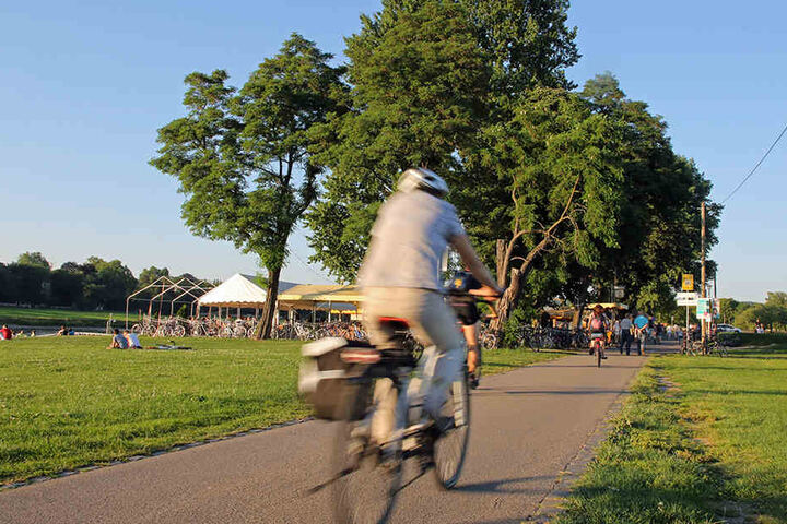 Besonders am Johannstädter Fährgarten wird es immer eng. Die geplante zweite Spur soll auch hier Fußgänger und Radfahrer trennen.