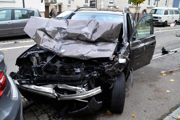 Der BMW des Unfallverursachers ist nur noch Schrott.