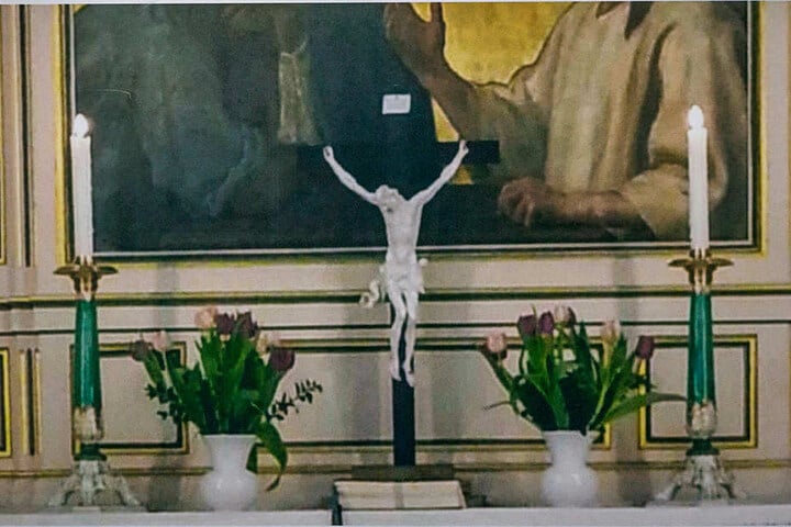 Gottlose Gauner stahlen vom Altar den gekreuzigten Jesus aus heimischem Porzellan und die beiden historischen Leuchter.