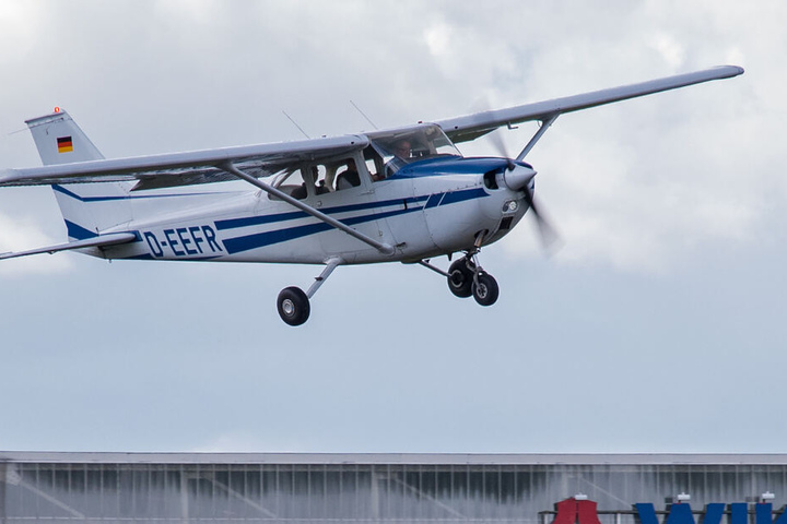 In einer Cessna waren der Schüler und sein Lehrer unterwegs. (Symbolbild)