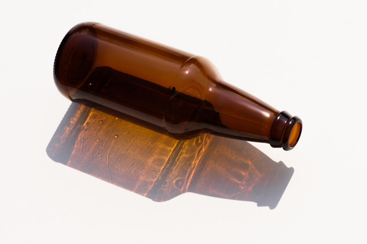 Die von der Frau geworfene Bierflasche beschädigte das Fahrzeug. (Symbolfoto)