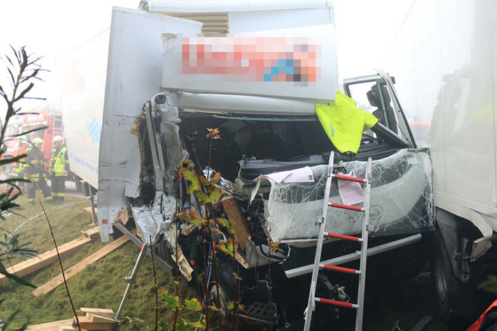 Der Lkw fuhr auf den vorausfahrenden Laster auf.