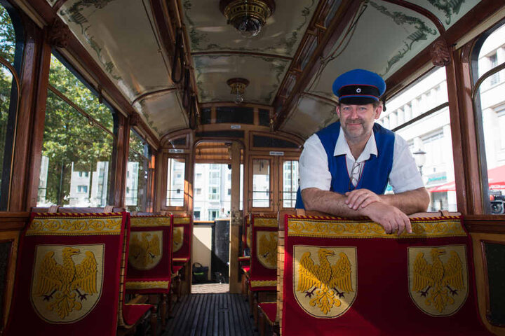 Der Vorsitzende des Vereins Historische Straßenbahn Potsdam, Ivo Köhler, steht im Lindner-Triebwagen Nr. 9 aus dem Jahr 1907.
