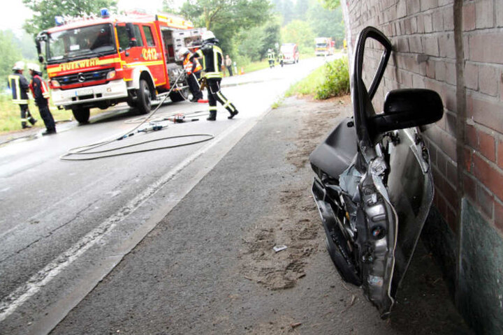 Die Einsatzkräfte mussten die Autotür demontieren.