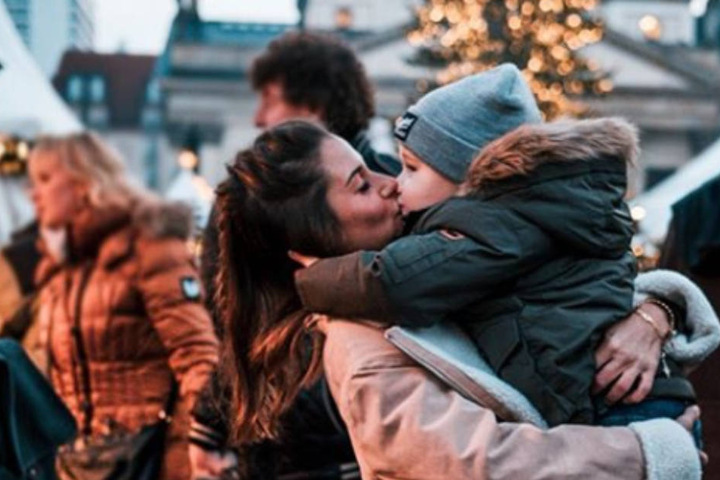 Sarah (26) und Alessio (3) auf dem Weihnachtsmarkt in Berlin.