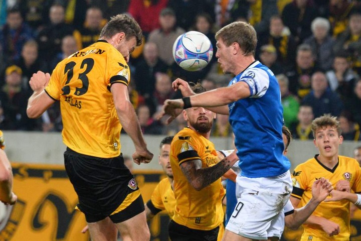 Könnte eines der entscheidenden Duelle werden: Dynamos Abwehrriese Florian Ballas gegen Bielefelds Sturmtank Fabian Klos.