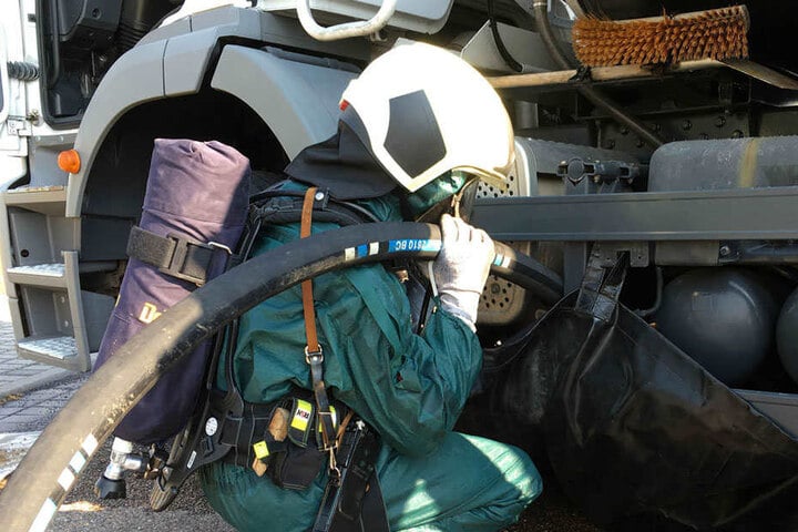 Mit Spezialausrüstung machten sich die Kameraden am angeblich verunglückten Gefahrenguttransporter zu schaffen.