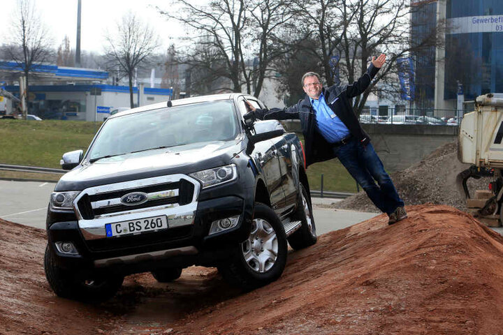 Olaf Kretzschmar (49) von Ford Besico wird mit den Besuchern über den
Offroad-Parcours düsen.