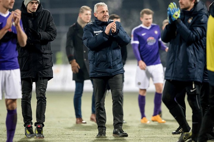 Aue-Coach Pavel Dotchev bedankte sich bei den Fans für die Unterstützung. Gemeinsam soll der Klassenerhalt im neuen Jahr geschafft werden.