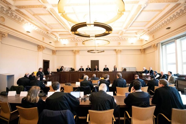Anne Meier-Göring (hinterste Reihe, M) eröffnet im Sitzungssaal des Landgerichts einen weiteren Prozesstag.