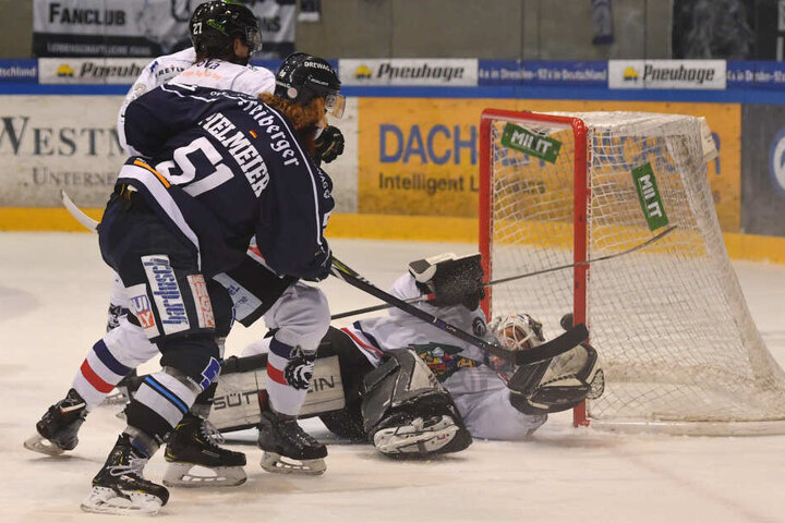 Eislöwen-Kapitän Thomas Pielmeier (r.) setzte hier schön nach und erzielte das 2:2. Von diesen Szenen gab's aber zu wenige vorm Freiburger Tor.