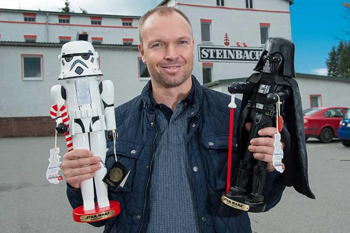 Steinbach-Geschäftsleiter Robert Liebich (37) hält mit Darth Vader (r.) und dem Stormtrooper (l.) die Macht in seinen Händen.