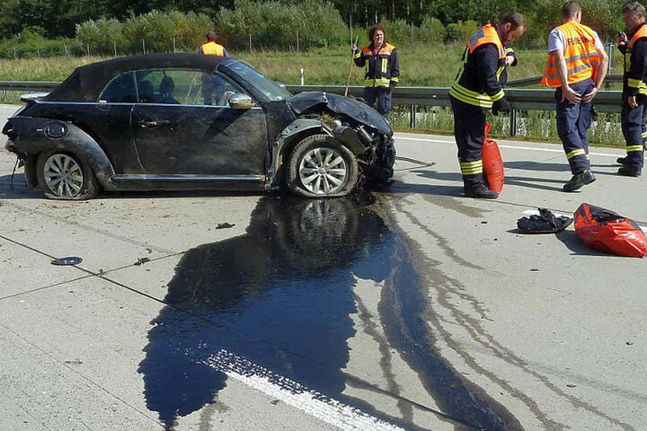 Aus dem Fahrzeug traten große Mengen Öl aus.