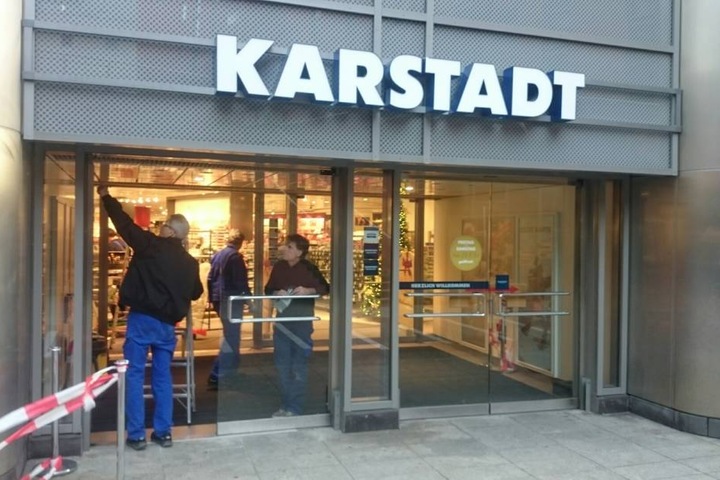 Diesmal zerstörten die Einbrecher die Tür zur Prager Straße (an der Gasse zum Ferdinandplatz).
