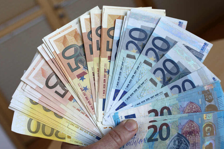 Statt Geld oder Falschgeld zu ergaunern, wurden die falschen Polizisten verhaftet.