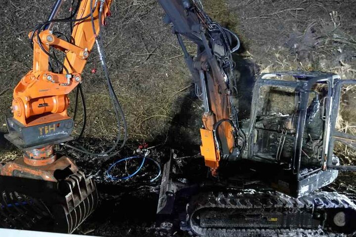 Der Bagger stand an einer Baustelle in Sellerhausen-Stünz.