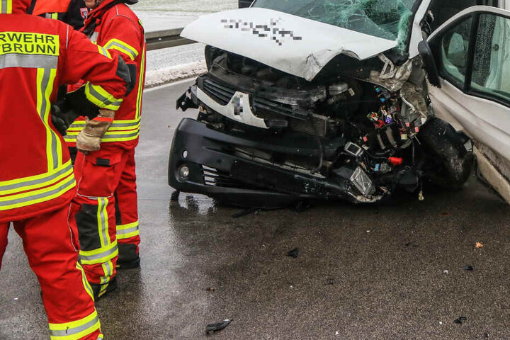 Auch der Transporter wurde schwer beschädigt.