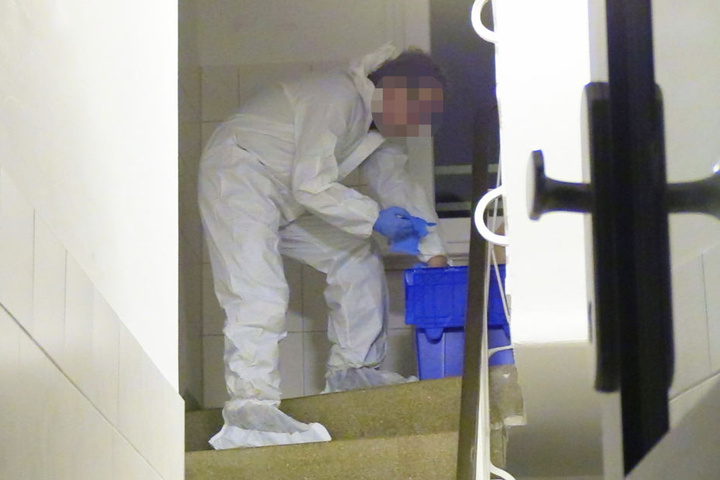 Ein Polizeibeamter sichert Spuren am Tatort.