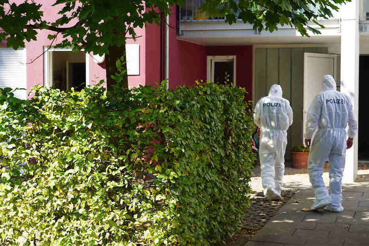 August 2018: Ermittler der Spurensicherung auf dem Weg in die Offenburger Praxis, in der ein Mediziner erstochen wurde.