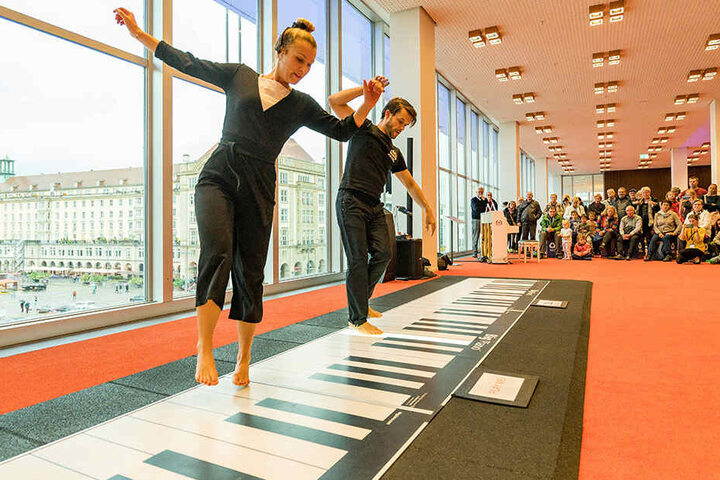 Selbst für vier Hände ist das "Walking Piano" zu groß. Leslie Lynn (26) und Dennis Volk (40) spielten mit den Füßen auf dem größten Klavier der Welt.