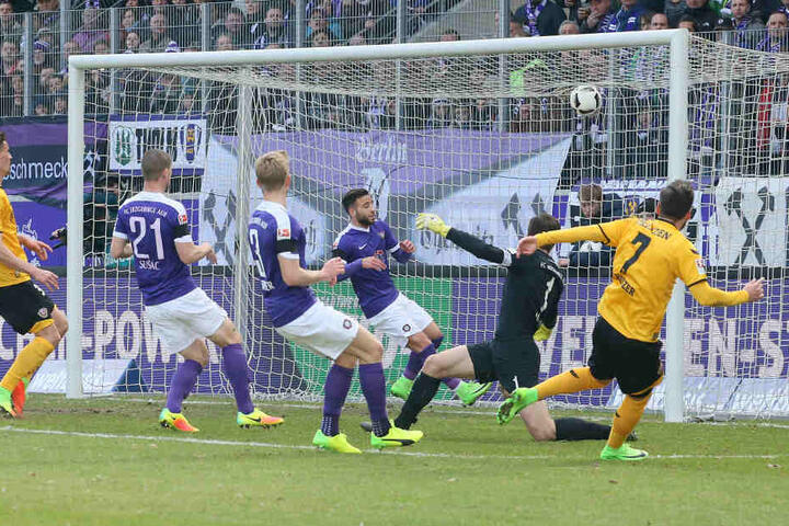 Da war nix zu machen: Martin Männel konnte den Ball von Niklas Kreuzer zum 0:2 nicht halten.