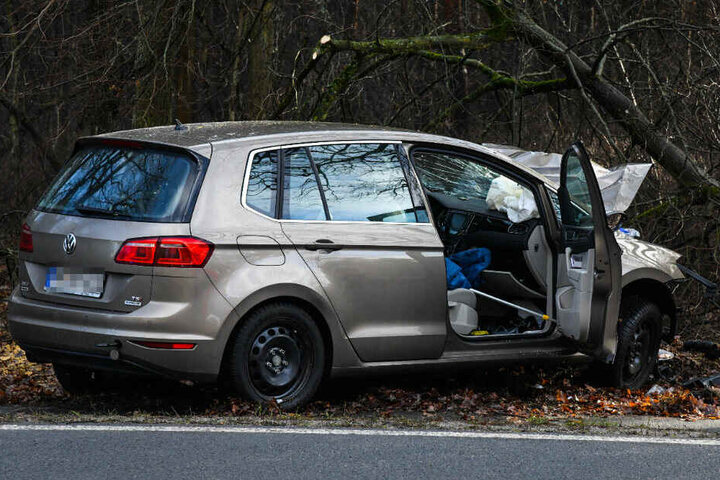 Das verunglückte Auto steht am Straßenrand.