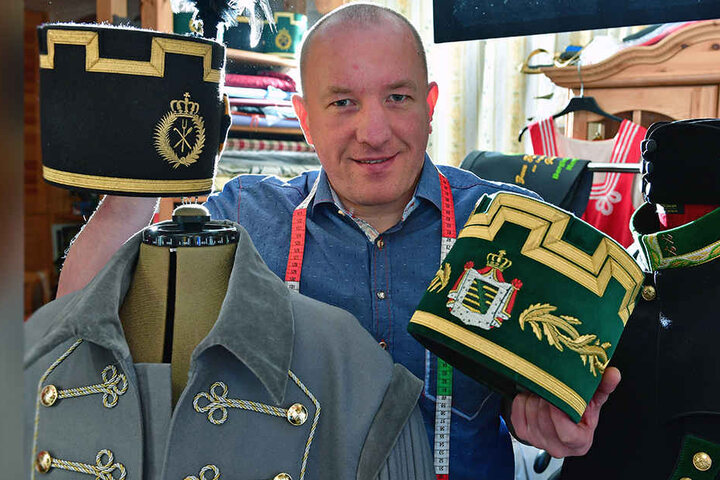 Der Maßschneidermeister Markus Seiler zeigt in seiner Marienberger Werkstatt Bergkittel und Hüte, die zum festlichen Habit getragen werden.