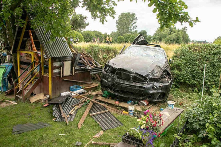 Das Ende einer wilden Verfolgungsjagd: Mit dem geklauten BMW landete der Kamikaze-Fahrer im Sandkasten eines Gartens. Nicht nur das Gartenhäuschen wurde dabei komplett zerstört, sondern auch der 74 800 Euro teure X6.