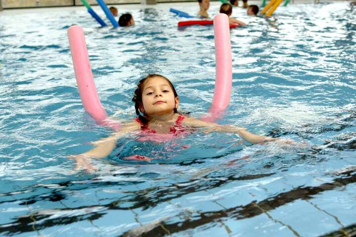 Das Schwimmenlernen - etwa im Schulunterricht - leidet unter maroden Bädern und ständigen Bauarbeiten.