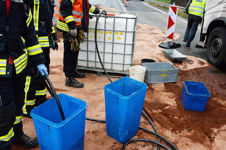 Einsatzkräfte der Feuerwehr haben den Diesel mit Bindemittel von der Straße entfernt.