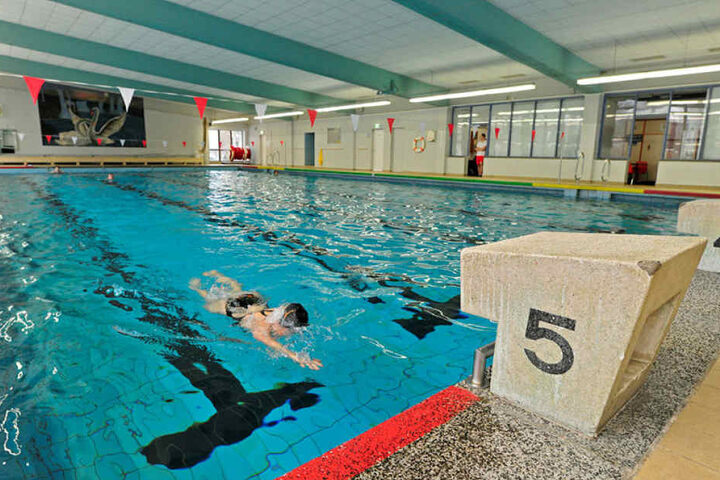 Wegen kaputt geschlossen: Die Tag der Bernsdorfer Schwimmhalle sind gezählt. Seit Juli ist die Halle dicht, wartet auf den Abriss.