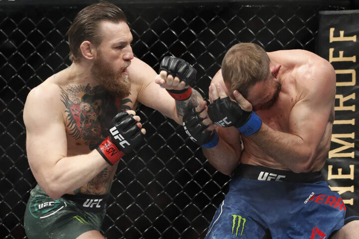 Conor McGregor (l) kämpft gegen Donald "Cowboy" Cerrone.