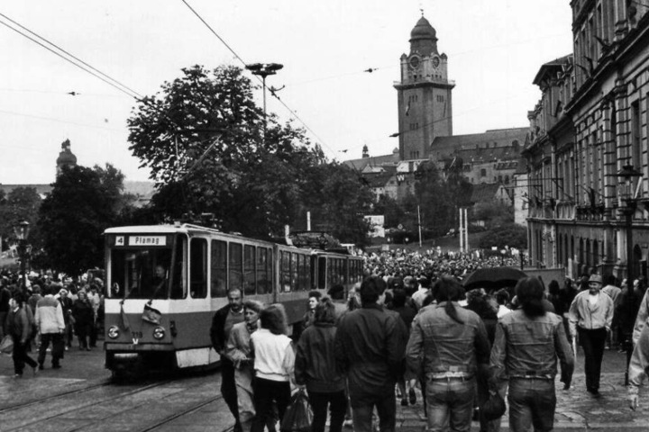 Erste Massendemonstration in Plauen: Die Menschen zogen durch die Bahnhofstraße, forderten Demokratie und Reisefreiheit.