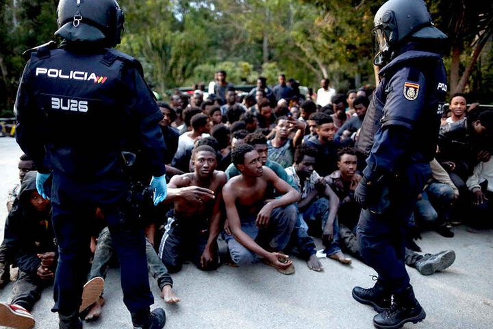 Stark bewaffnete Polizisten und ein doppelter Zaun sollen die Migranten fernhalten. In der Nacht zum Montag schafften es trotzdem 350 Afrikaner nach Spanien.