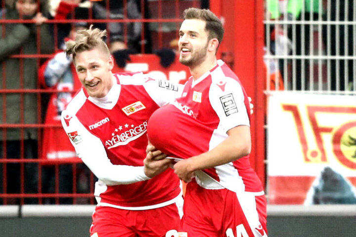 Sebastian Polter (l.) und Ken Reicel bejubeln das 1:0 für ihre Mannschaft.