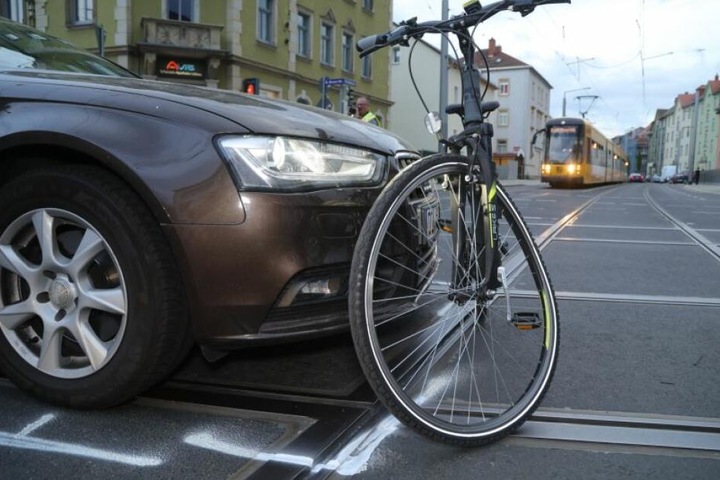 Der 33 jahre alte Audi-Fahrer erfasste die 28-jährige Radfahrerin an der Kreuzung Pennricher Straße / Rudolf-Renner-Straße in Dresden-Cotta.
