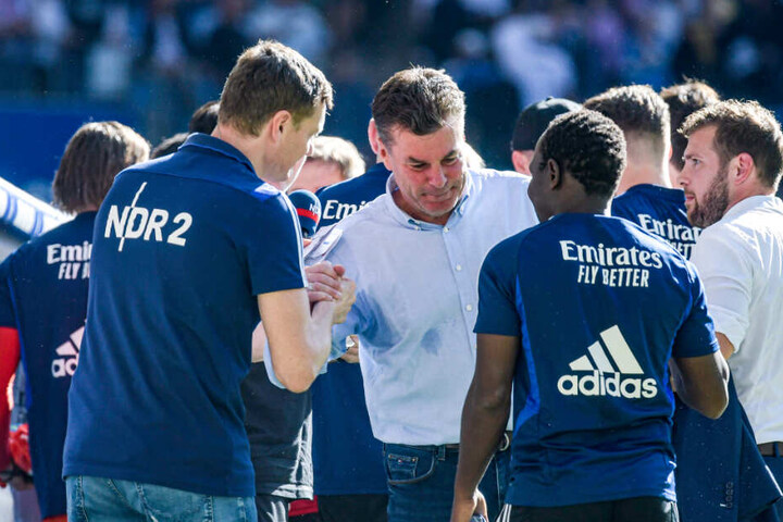 Nach der Partie klatschte Dieter Hecking mit seinem Team ab.