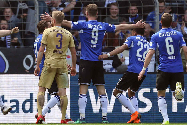 Alle Augen auf Fabian Klos (Nr. 9): Das ganze Team freut sich mit dem Torjäger über seinen 111. Treffer.