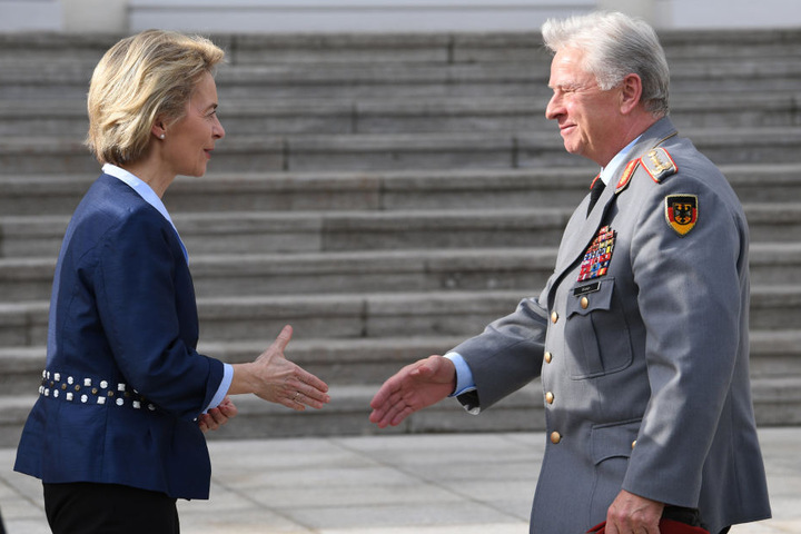 Bundesverteidigungsministerin Ursula von der Leyen (CDU) begrüßt den Generalinspekteur der Bundeswehr, General Volker Wieker,