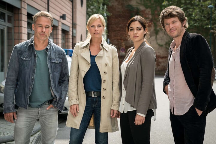 Jan Maybach (Marco Girnth), Ina Zimmermann (Melanie Marschke), Olivia Fareedi (Nilam Farooq, 2.v.r.) und Tom Kowalski (Steffen Schroeder) in "SOKO Leipzig". Nach sieben Jahren hat es sich für Farooq aus-ermittelt.