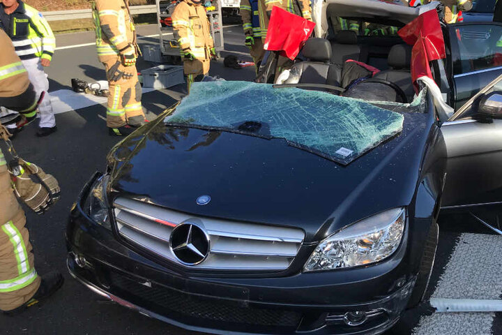 Die Rettungskräfte mussten eine Frau mit schwerem Gerät aus dem Wrack des Mercedes schneiden.
