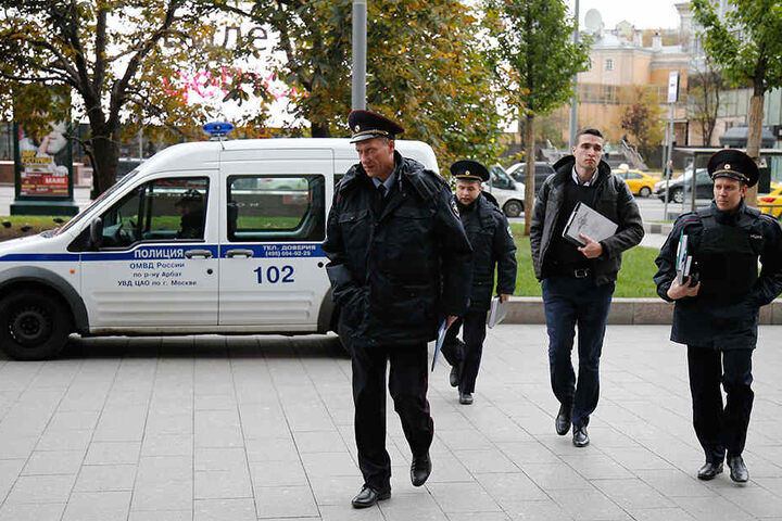 Polizisten auf dem Weg zur Radiostation des Senders Echo Moskvy ("Echo von Moskau").