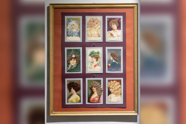 Postkarten in der Ausstellung zeigen, welche Frisuren vor rund 200 Jahren im Trend waren.