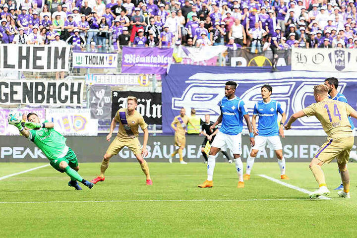 Die erste Riesenchance für Aue: Pascal Köpke (r.) scheitert zum ersten Mal an Darmstadts Keeper Daniel Heuer Fernandes (l.)!