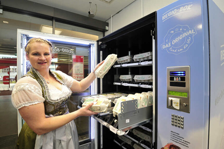 Mehrmals pro Woche wird die Box, in die 900 Eier passen, von Landwirtin Sarah Kretzschmar aus Gersdorf beliefert.