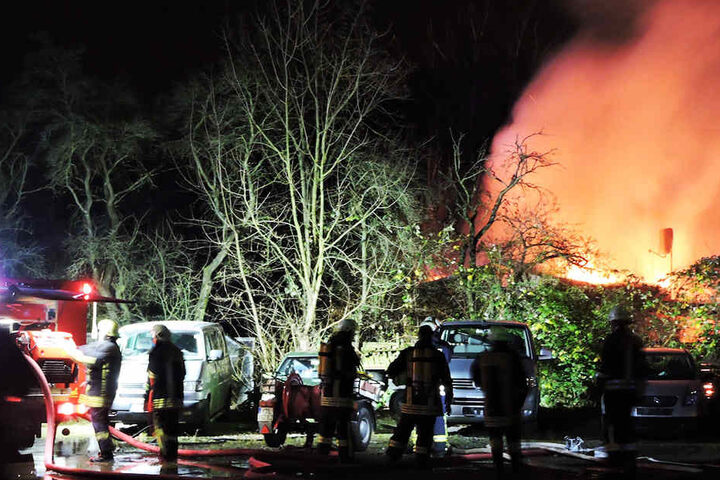 Meterhohe Flammen erhellten die Nacht.